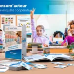 Des élèves en classe lèvent la main avec enthousiasme, entourés de documents et d’un kit pédagogique intitulé ‘Consom’acteur – Une enquête coopérative’, édité par l’OCCE. Le visuel met en avant l’éducation à la consommation responsable, avec en arrière-plan des affiches pédagogiques sur les choix de consommation.