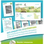 Affiche du kit pédagogique ‘Porté Disparu – Pie-grièche à tête rousse’ édité par l’OCCE. Elle présente une enquête coopérative sur cette espèce menacée, avec un aperçu des fiches élèves et enseignants, les menaces étudiées et un visuel de paysage bocager.