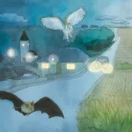 Illustration d’un paysage rural partagé entre la nuit et le jour. À gauche, un village sous l’éclairage public avec une chouette et une chauve-souris en vol. À droite, une campagne en plein jour avec des vaches dans un pré. L’image évoque l’impact de la pollution lumineuse et des aménagements humains sur la faune nocturne, notamment les chauves-souris.