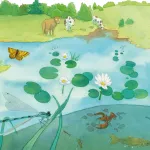 Illustration naturaliste d’un étang avec sa flore et sa faune. On y voit des nénuphars, libellules, poissons, écrevisses, tritons et insectes aquatiques, ainsi qu’un papillon et des vaches au bord de l’eau. À droite, des engins agricoles labourent un champ, évoquant les menaces sur les milieux humides. L’image met en scène l’agrion à fer de lance dans son habitat fragile.
