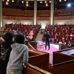 Salle pleine de monde