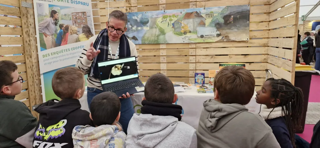 Fabrice en train d'échanger avec des élèves sur place