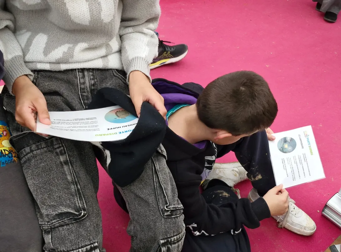 les enfants sont en train de lire