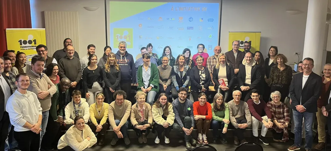 des gens cote à cote