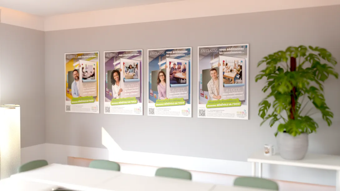 Affiches épinglées au mur