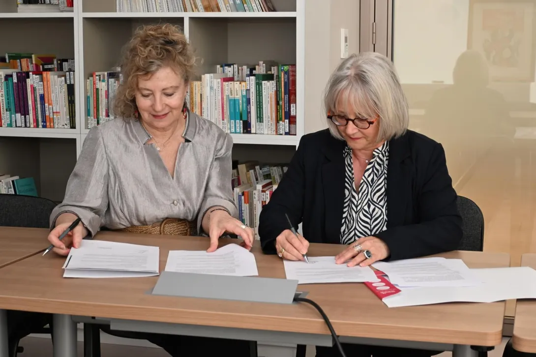 deux femmes signent des documents